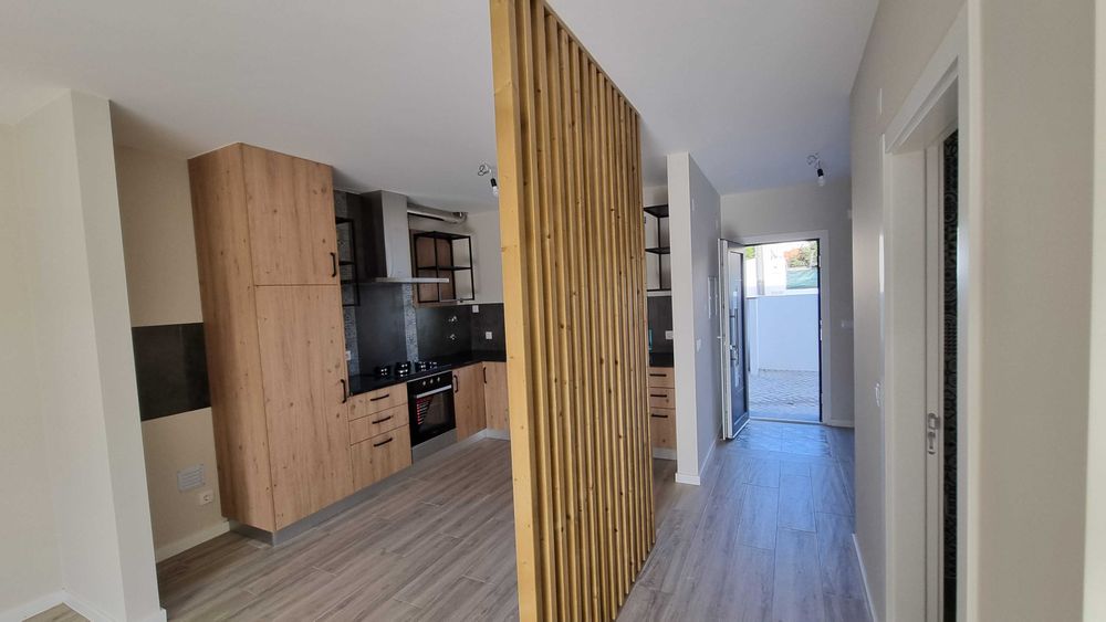 Arrendamento de moradia em Banda 120 + 80 metros(terraço), T2 em São Martinho do Porto Construção Novembro 2024 com ar condicionado, cozinha equipada