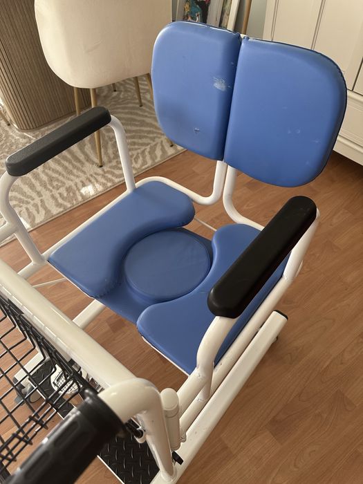Cadeira sanitária hidráulica com rodas