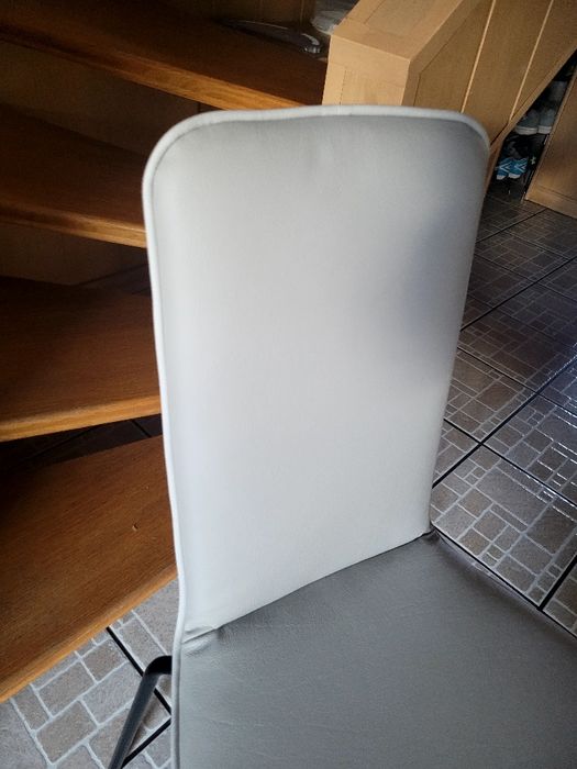 Krzesła skóra naturalna do jadalni, czarne nogi, jasno szara s