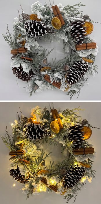 Wianek świąteczny LED z szyszkami cynamonem i suszonymi pomarańczami