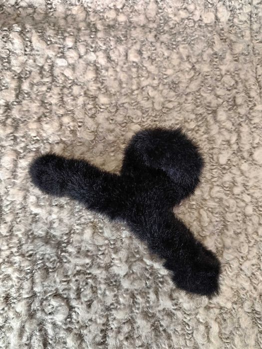 Пухнаста заколка