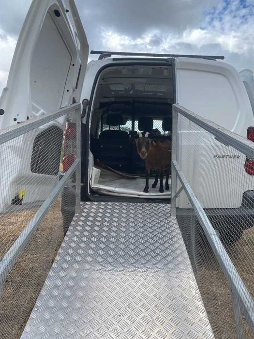 Rampa com chapa de alumínio antiderrapante