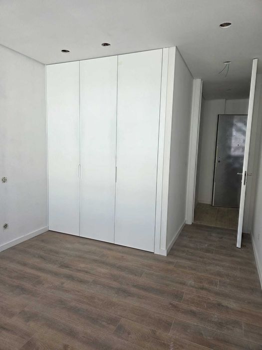 Arrenda-se apartamento T1 novo com garagem e varanda (em fase de acabamentos)