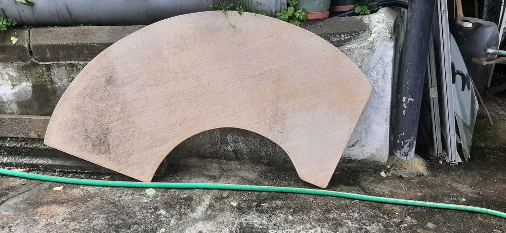 Tampo em granito e vidro em meia lua