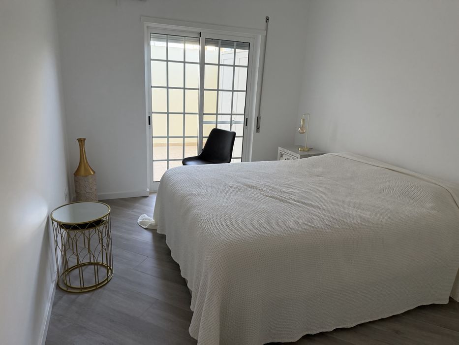 T3 Mobilado com Terraço Privativo de 20 m² e Vista Mar – Baixa de Olhão