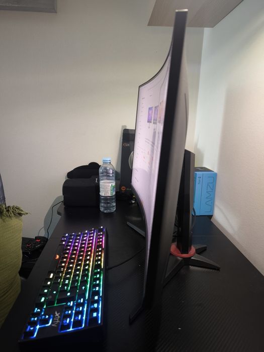 Monitor Gaming Curvo AOC de 240Hz / 27"