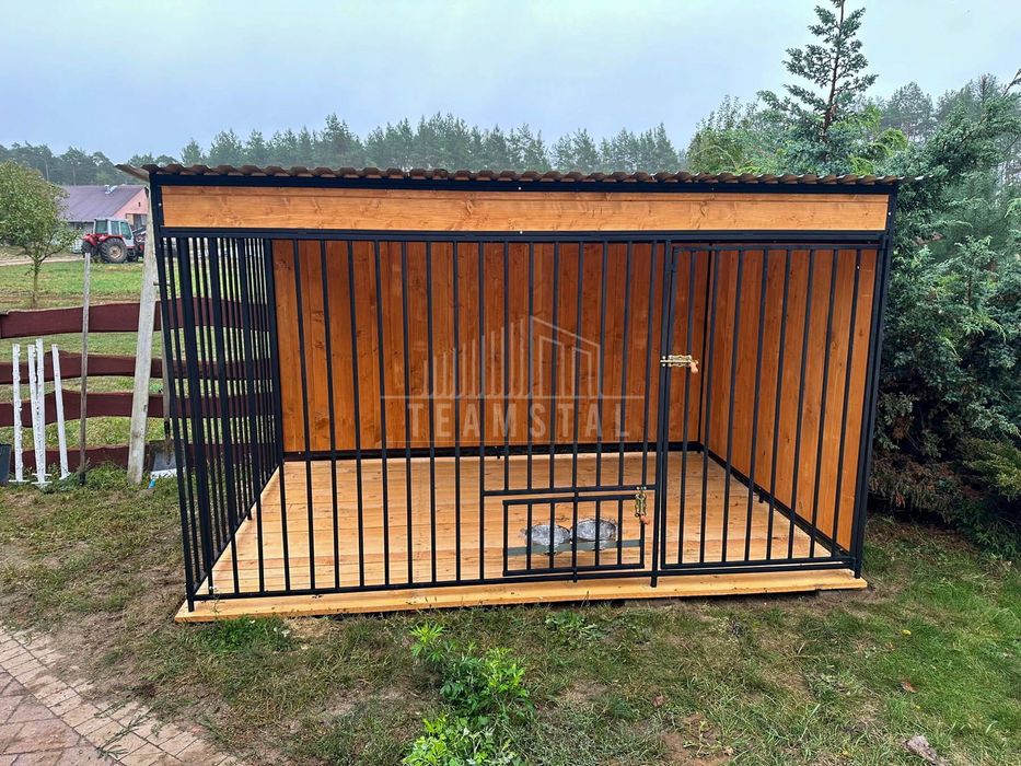 Kojec dla psa 3x2m Ściany zabudowane drewnem Wiatrołap Miski TS783