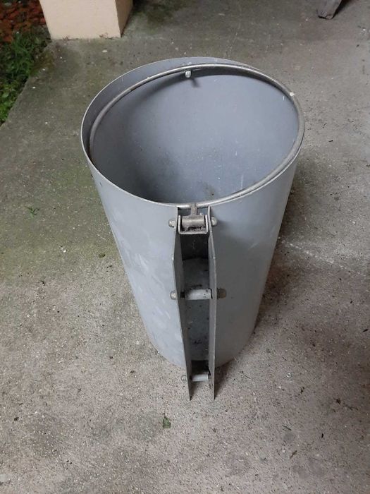 Lata de lixo de metal sem tampa