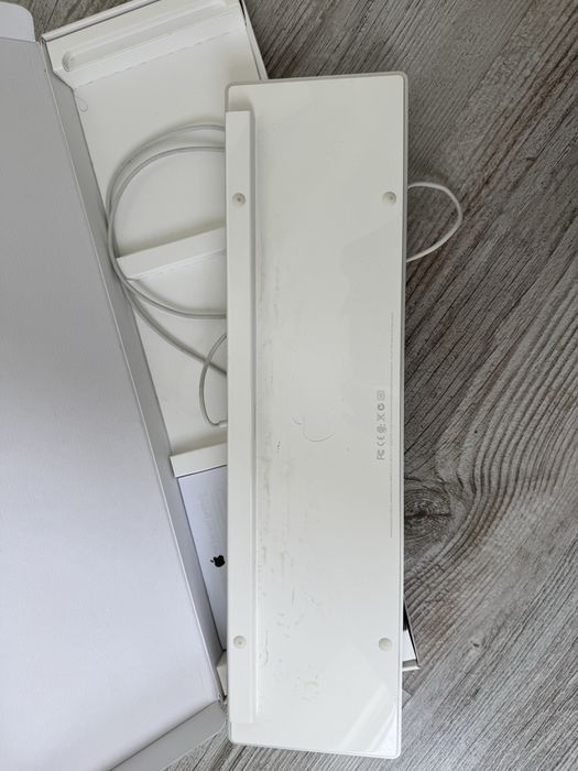 Apple Keyboard (A1243)- przewodowa klawiatura z blokiem numerycznym