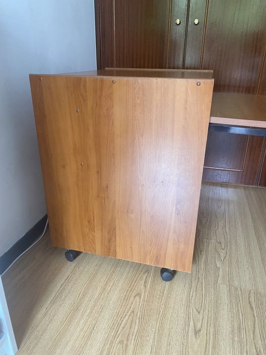 Secretária com rodas