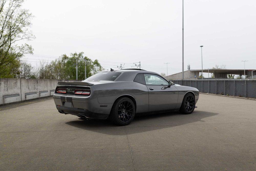Dodge Challenger V8 na wynajem | 5.7L i 6.4L Widebody Wrocław