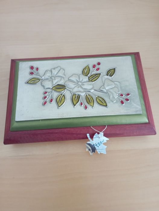 Caixa decorativa com estanho