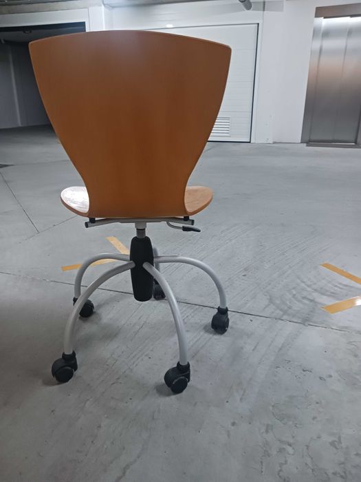 Cadeira Giratória em madeira