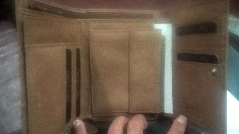 Carteira em pele a estrear