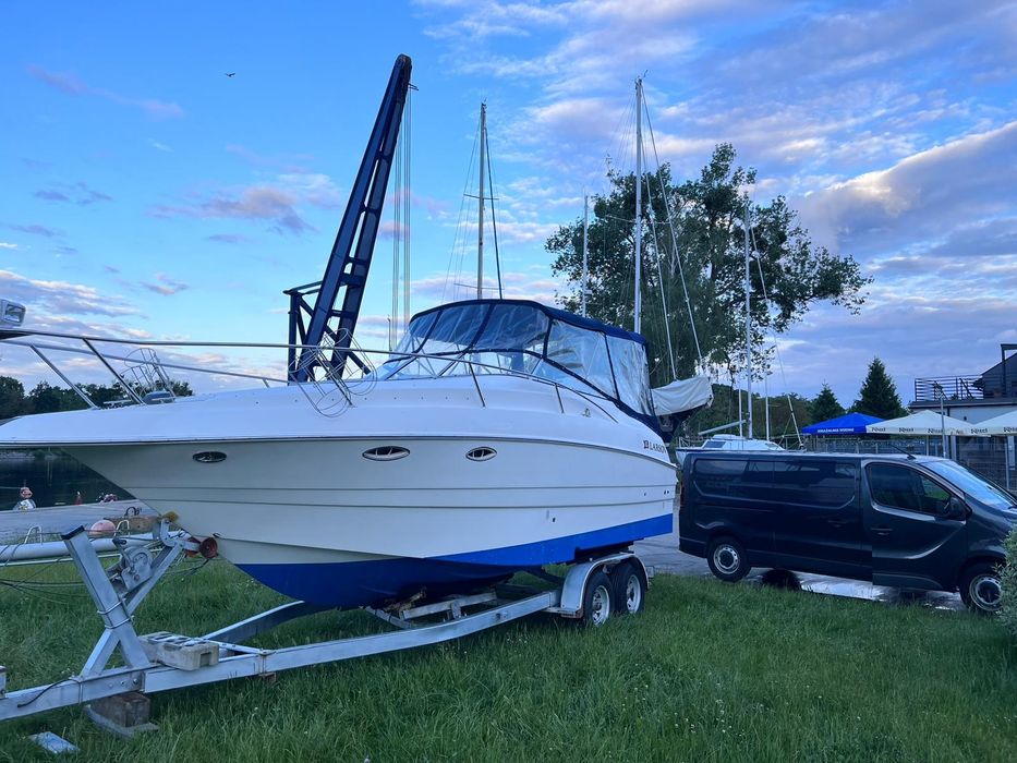 Łódź motorowa kabinowa yacht Larson 254 Cabrio