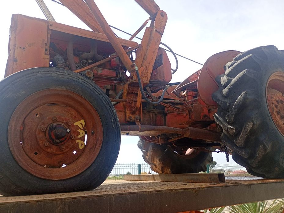 Trator       com carregador frontal
