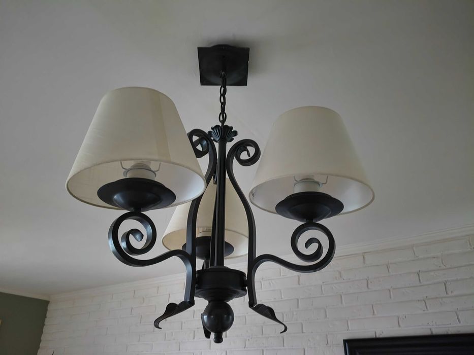 Piękne, stalowe lampy wiszące i kinkiety