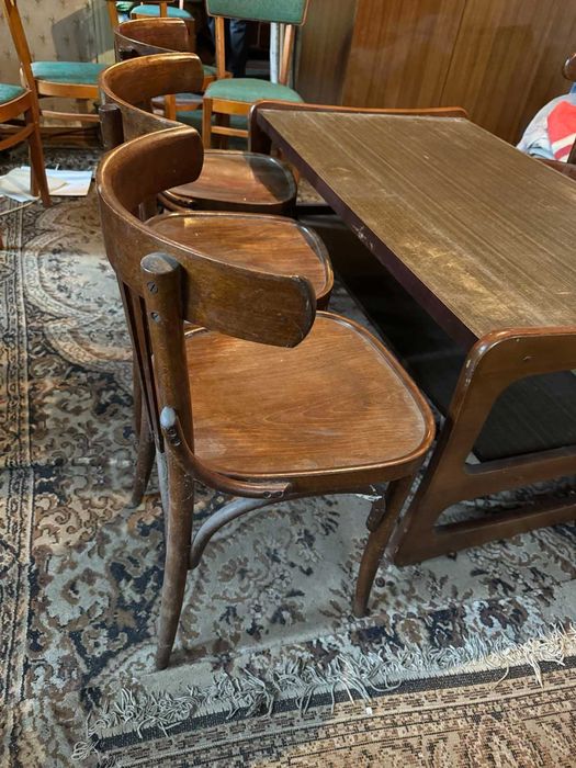 Стільці зелені  і стіл в  гарному стані ( стільців з дерева нема ))