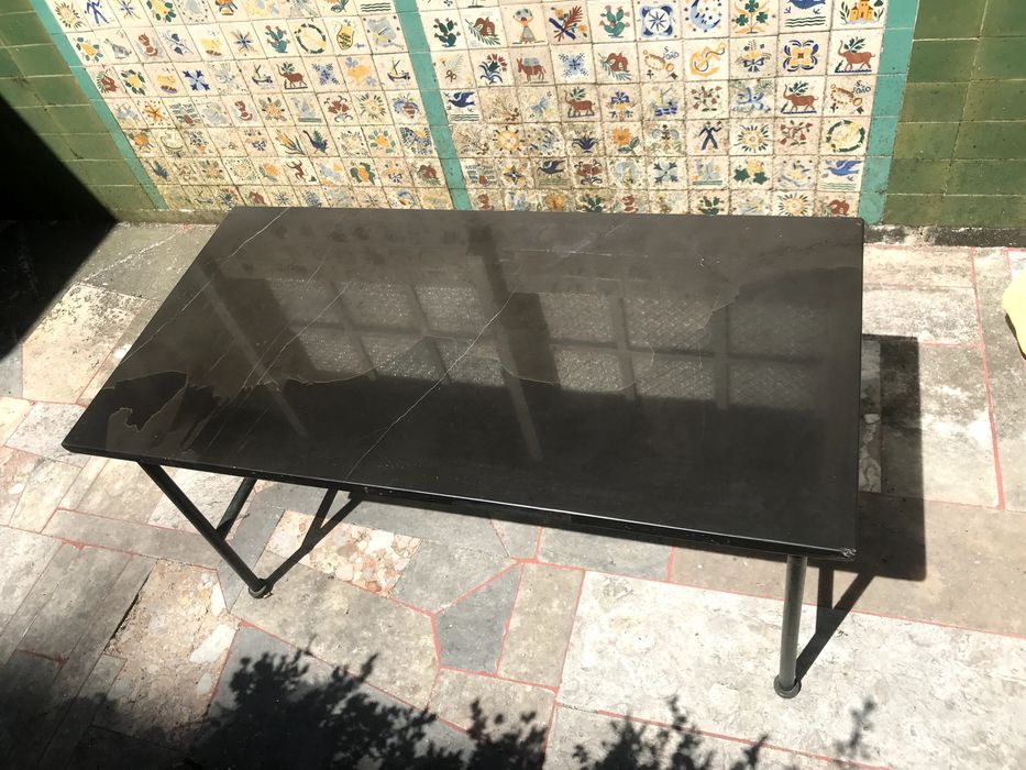 Mesa de café com tampo de mármore