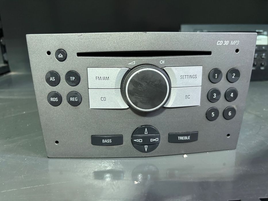 oryginalny radioodtwarzacz to Opel CD30 MP3, pasujący do modeli takich jak Vectra C czy Astra H.