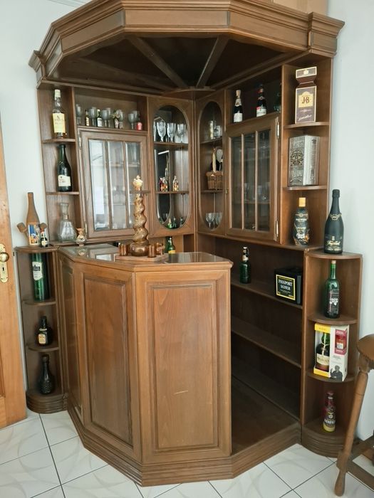 Bar de canto com bancos