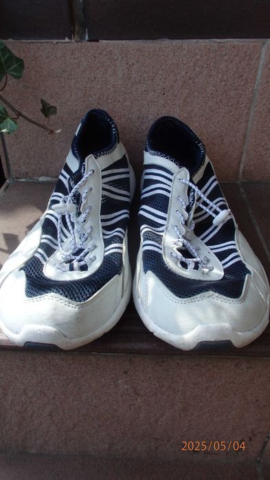 Buty sportowe męskie firmy Cotton Traders rozmiar 43.