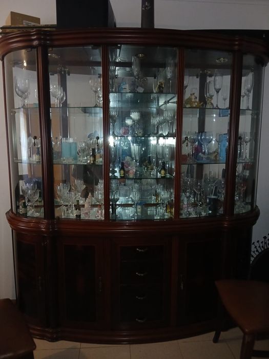 Cristaleira de madeira