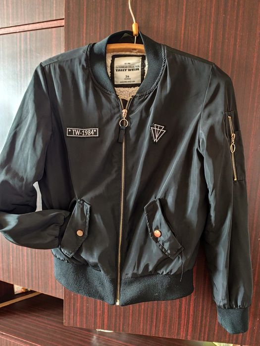 Бомбер куртка тепла