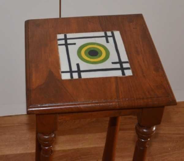 Pedestal em madeira maciça, com azulejo cerâmico