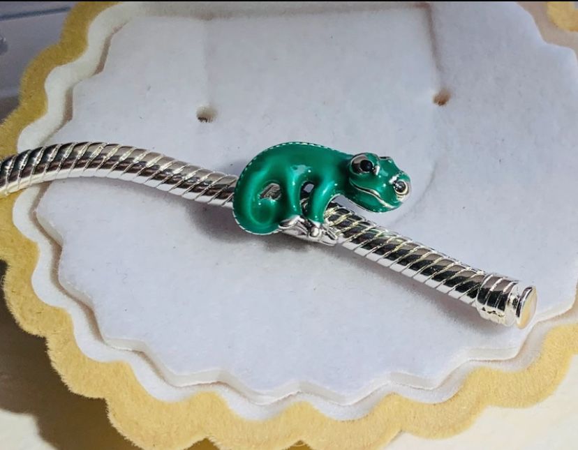 Charms kameleon z bajki Zaplątani
