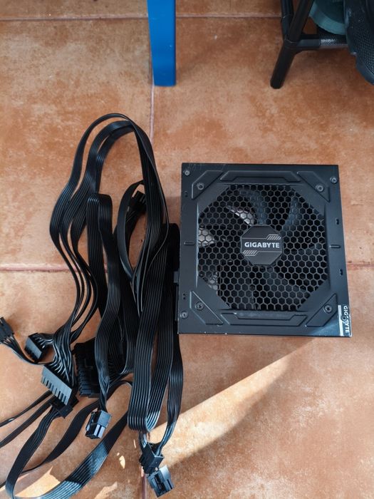 Fonte de alimentação gigabyte P750GM