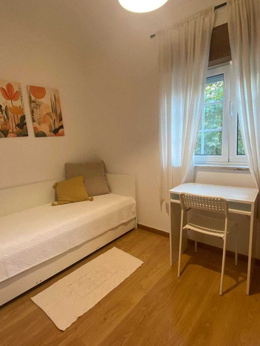 Quarto mobilado na Encarnação | Metro à porta | 530€ com despesas incluídas