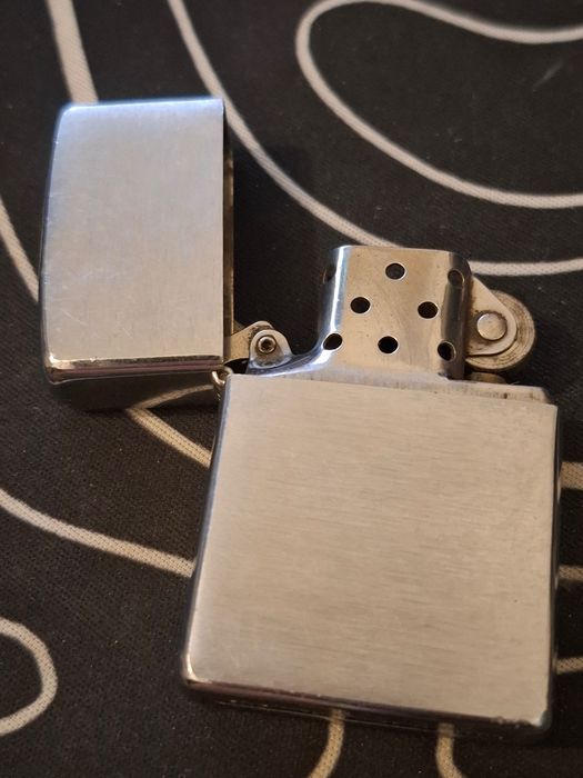 Isqueiro mecânico recarregável à prova de vento, marca mais icónica, a Zippo.