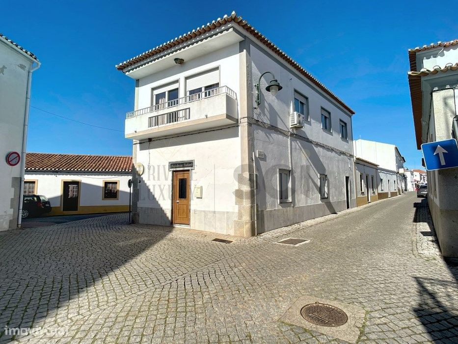 Moradia T3 com espaço comercial, Vila Nova de São Bento