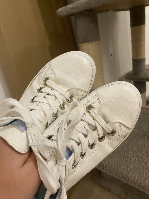 Białe buty trampki z elementami błękitu