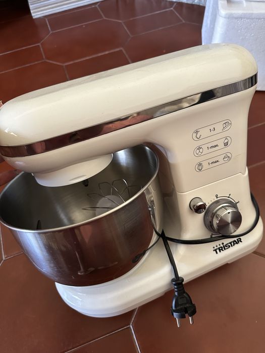 Batedeira Tristar com tigela inox e 3 acessórios (batedor, gancho e pá).