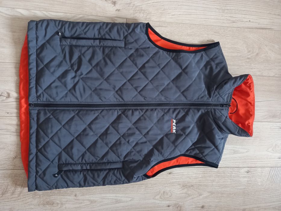 Продам двухстороннюю жилетку Peak Performance