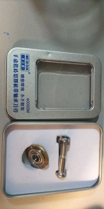 Przecinak do płytek łożyskowy  z ostrzem