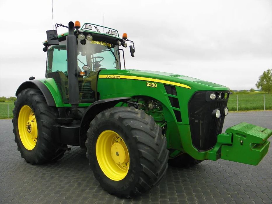 John Deere 8230 POWERSHIFT , Amortyzowna przednia os, Nie Malowany , Stan Bardzo Dobry