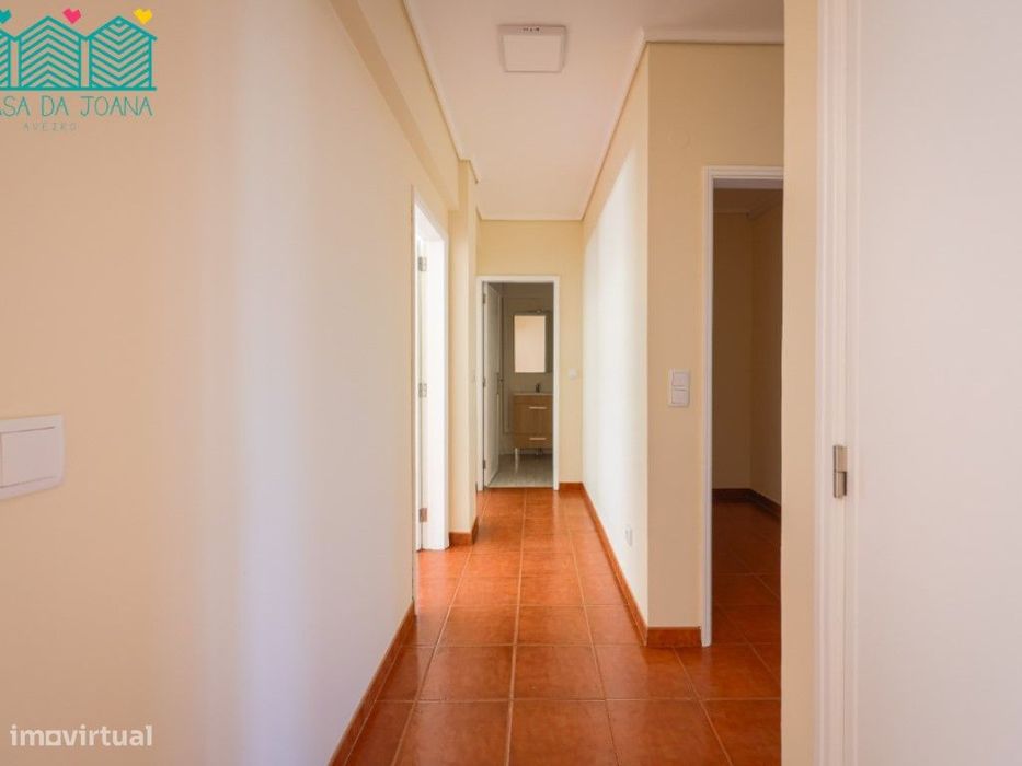Apartamento T3 com Garagem Fechada em Esgueira