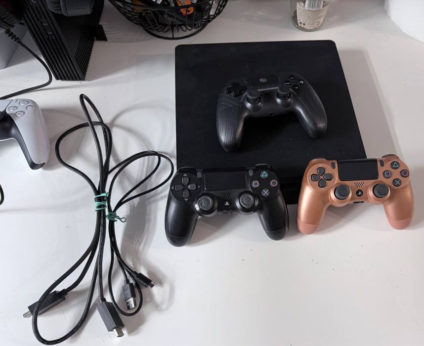 PS4 Slim 500GB + 3 pady (uszkodzone)