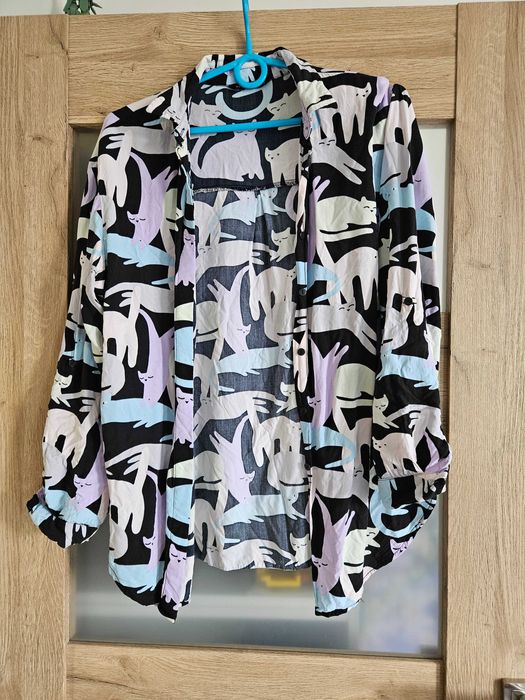 Czarna koszula w koty