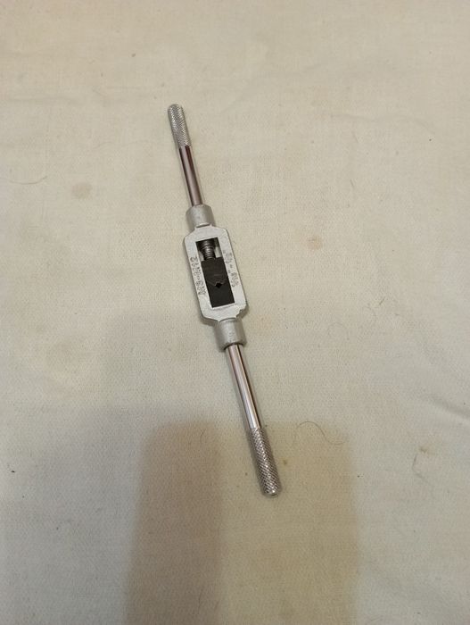 Регулированный  вороток для метчиков.