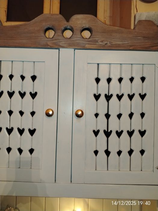 Kredens z drzewa jesionowego.