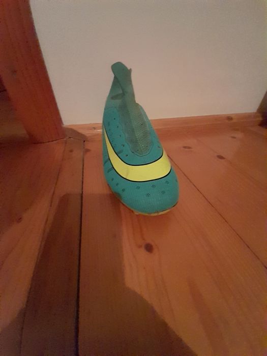 Футбольне взуття.