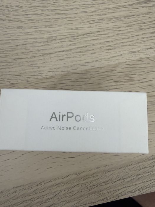 Apple AirPods 4 ANC