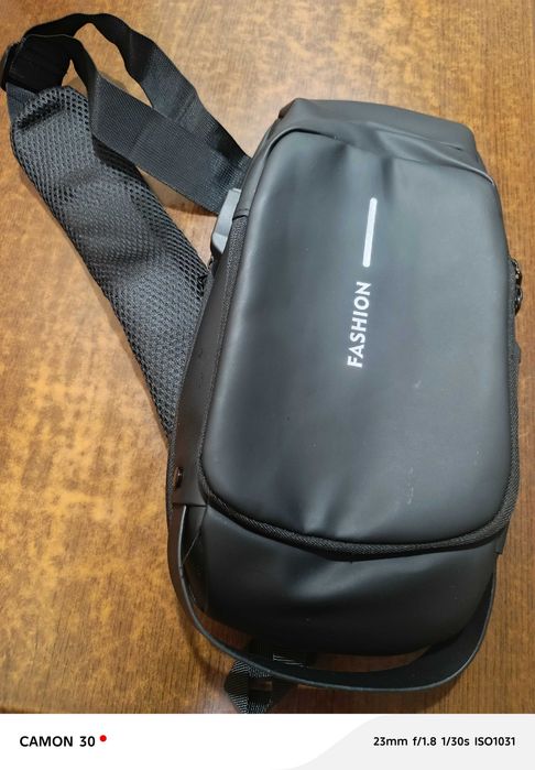 Сумка крос боді унісекс чорна через плече водонепроникна з USB.