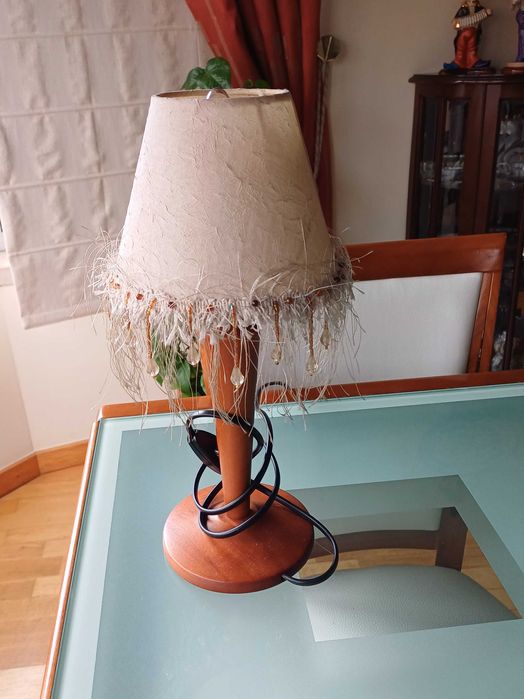 Candeeiro com base em madeira