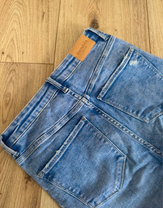 Spodnie dżinsy z wysokim stanem Bershka