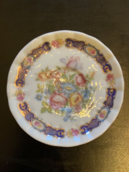 Conjunto de 6 pequenos pratos decorativos em porcelana